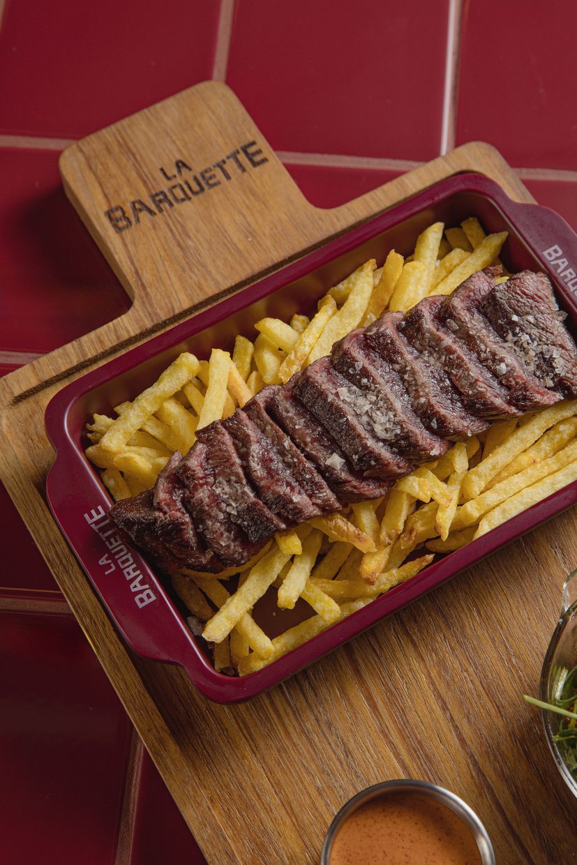 Chuletón de vaca sobre patatas en la barquette