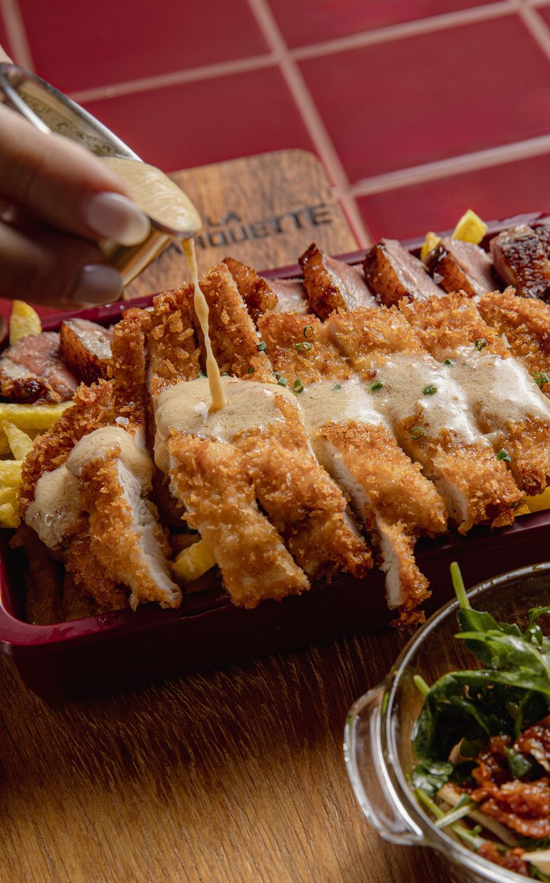 Pollo panko con salsa recién vertida