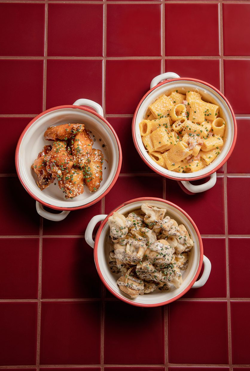 Para compartir: mac & cheese, champiñones y alitas