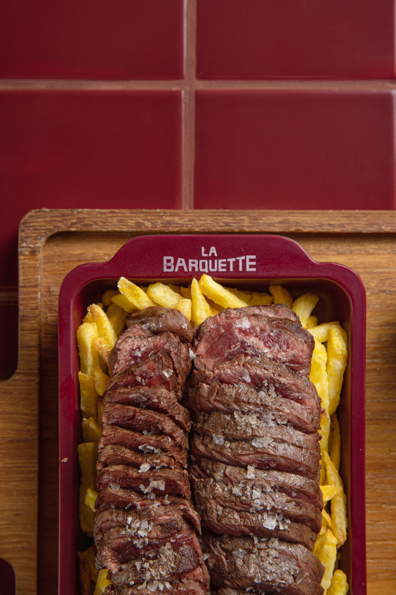 Chuletón de vaca sobre patatas