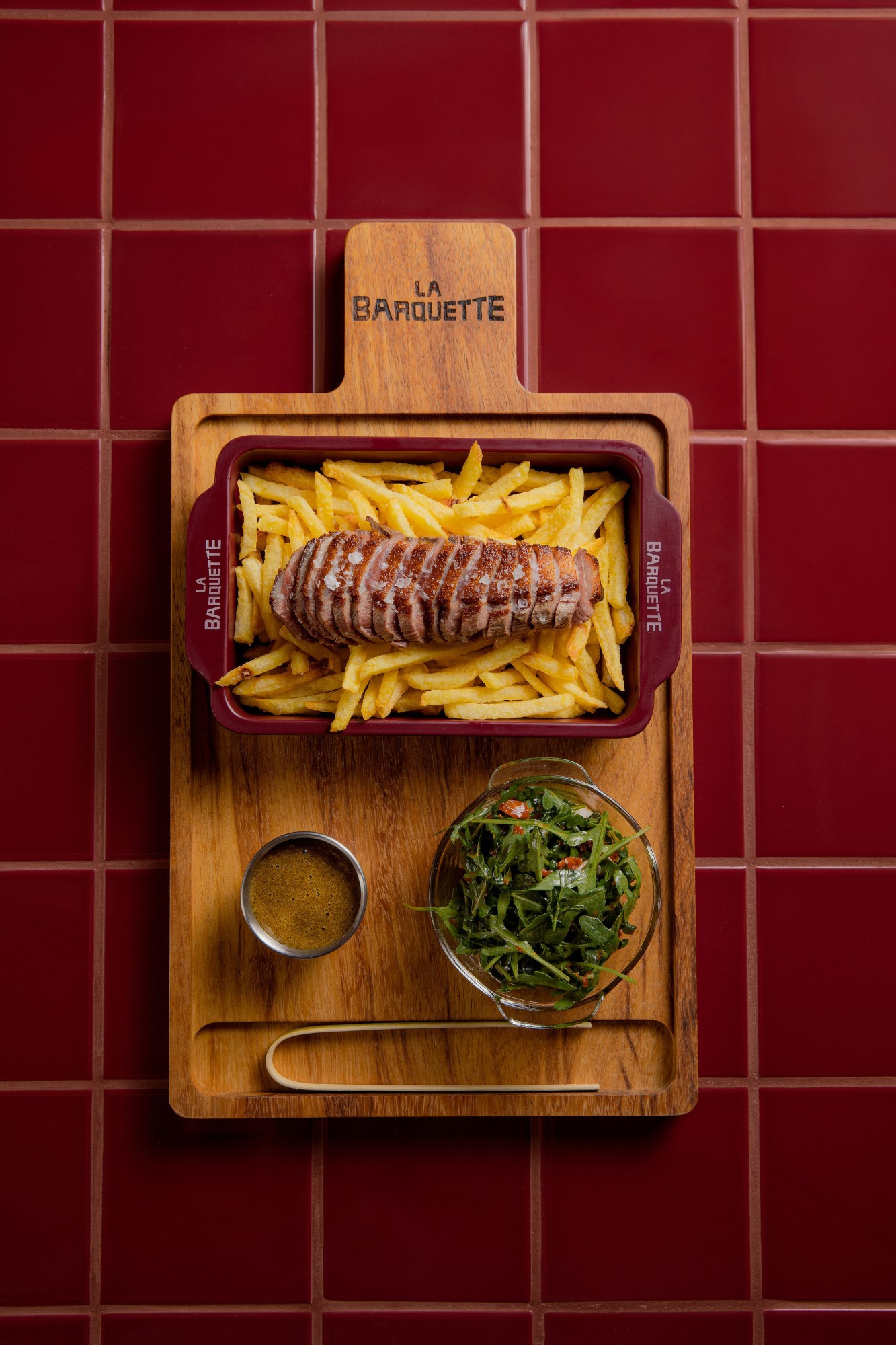 Magret de pato con patatas y ensalada
