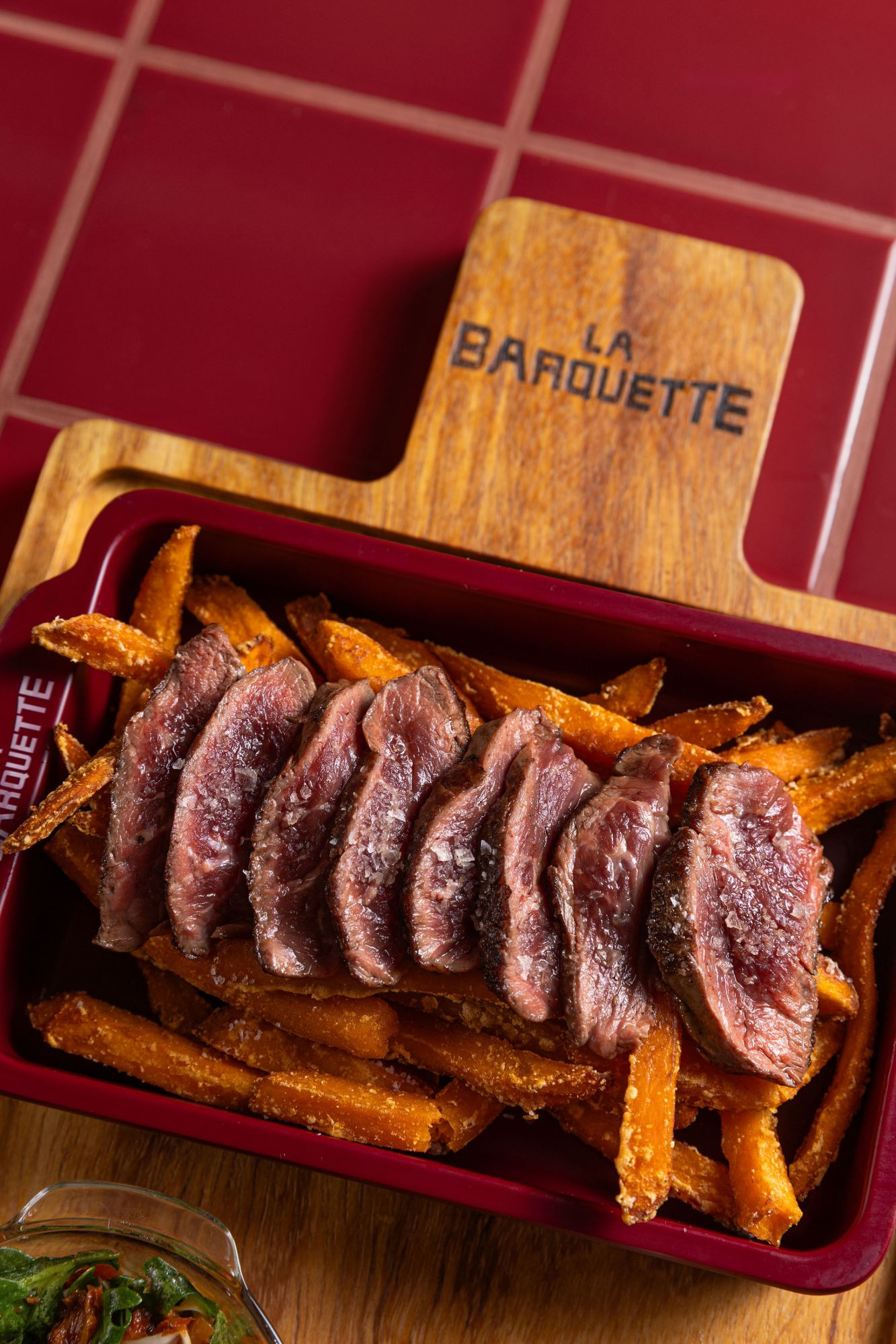 Chuletón sobre patatas de boniato