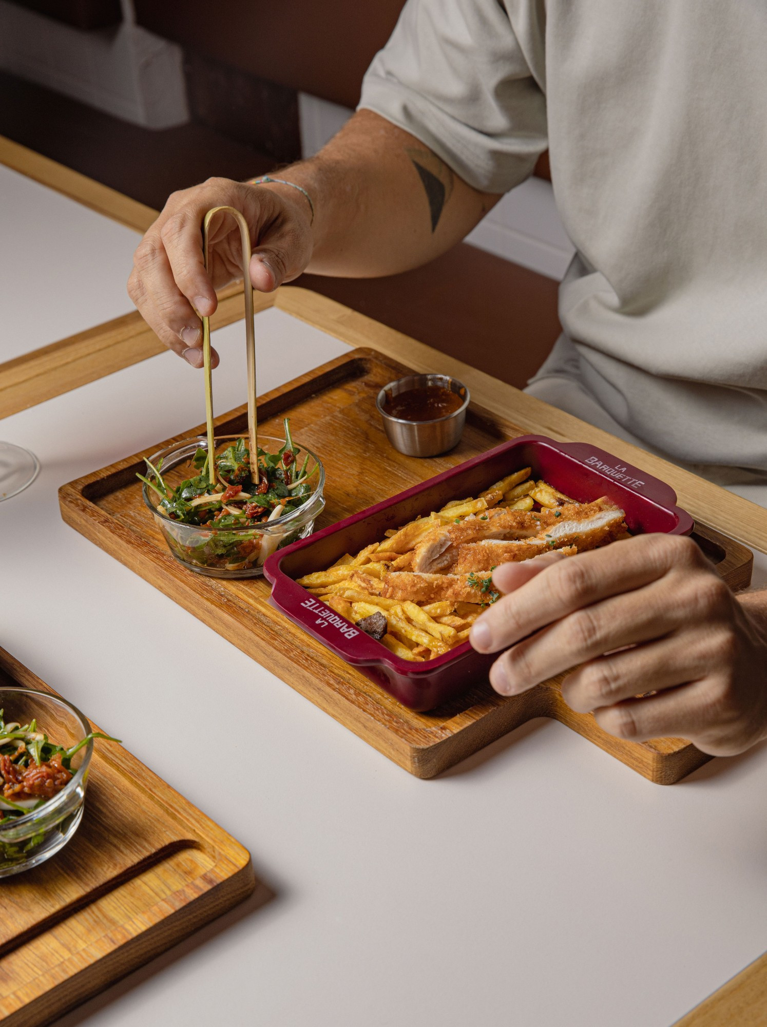 Pollo panko cogido con pinzas